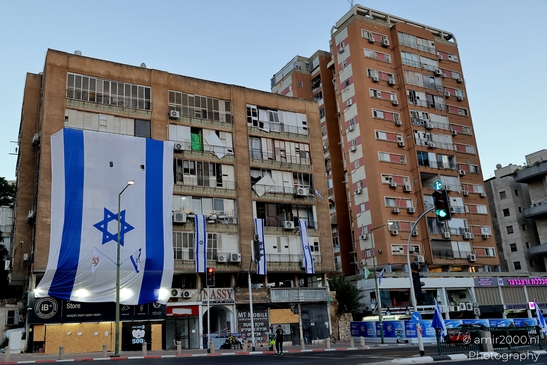 Urban landscapes in Ramat Gan showing visible signs of missile impact, a quiet documentation of structural damage and everyday resilience in times of conflict. Photographed by Amir Darzi. Photography by amir2000.nl, a Dutch photographer.