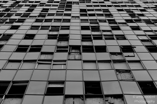 Urban landscapes in Ramat Gan showing visible signs of missile impact, a quiet documentation of structural damage and everyday resilience in times of conflict. Photographed by Amir Darzi. Photography by amir2000.nl, a Dutch photographer.