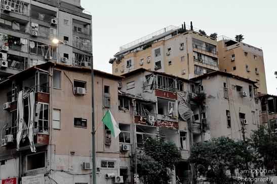 Urban landscapes in Ramat Gan showing visible signs of missile impact, a quiet documentation of structural damage and everyday resilience in times of conflict. Photographed by Amir Darzi. Photography by amir2000.nl, a Dutch photographer.