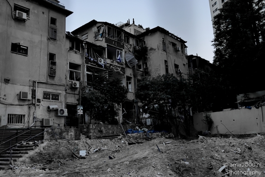 Urban landscapes in Ramat Gan showing visible signs of missile impact, a quiet documentation of structural damage and everyday resilience in times of conflict. Photographed by Amir Darzi. Photography by amir2000.nl, a Dutch photographer.