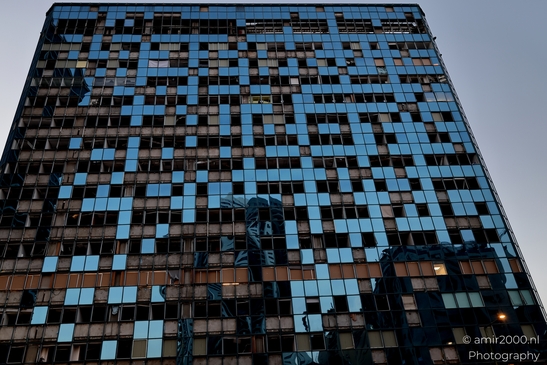 Urban landscapes in Ramat Gan showing visible signs of missile impact, a quiet documentation of structural damage and everyday resilience in times of conflict. Photographed by Amir Darzi. Photography by amir2000.nl, a Dutch photographer.
