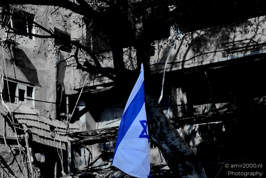 Urban scenes in Tel Aviv bearing the marks of recent missile strikes, a quiet record of damage and the resilience of communities amid conflict in blog, photographed by Amir Darzi. Photography by amir2000.nl, a Dutch photographer.