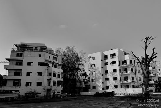 Urban scenes in Tel Aviv bearing the marks of recent missile strikes, a quiet record of damage and the resilience of communities amid conflict in blog, photographed by Amir Darzi. Photography by amir2000.nl, a Dutch photographer.