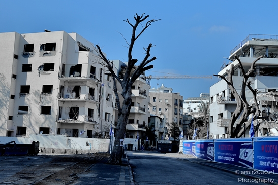 Urban scenes in Tel Aviv bearing the marks of recent missile strikes, a quiet record of damage and the resilience of communities amid conflict in blog, photographed by Amir Darzi. Photography by amir2000.nl, a Dutch photographer.