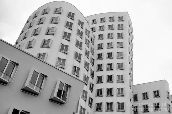 Architecture_by_Frank_O_Gehry_photography_Dusseldorf_Germany_Medienhafen_Hafen_01.JPG