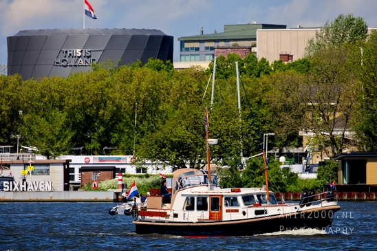 Boat_watercraft_in_Amsterdam_canals_transportation_photography_11.JPG