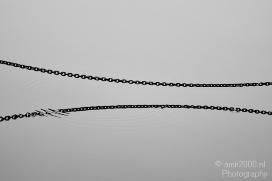 Chain_in_black_and_white_water_reflection_01.JPG