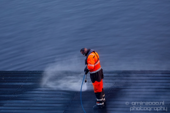 Cleaning_the_dock_Amsterdam_canals_urban_photography_men_at_work_01.JPG