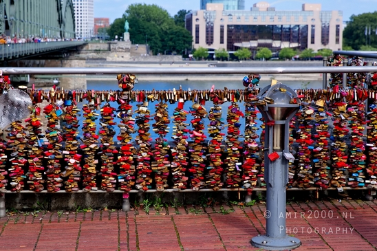 Locks_Hohenzollern_Bridge_Cologne_Germany_01.JPG