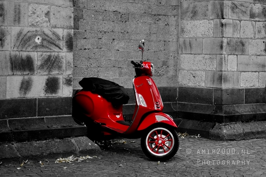 Red_vespa_transportation_potography_Cologne_Germany_01.JPG