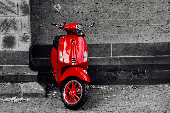 Red_vespa_transportation_potography_Cologne_Germany_02.JPG